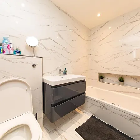 Bonneville House, Private Jacuzzi And Modern Interior Holiday home London