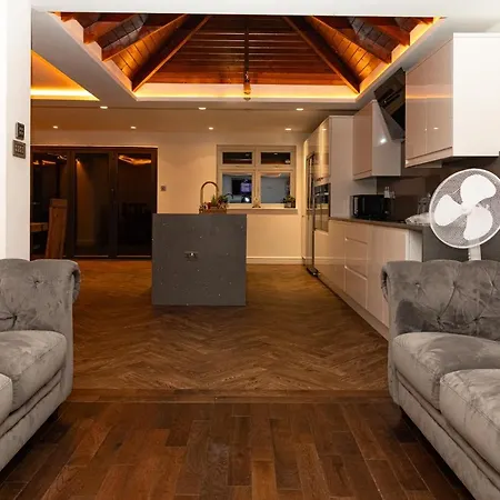 Bonneville House, Private Jacuzzi And Modern Interior