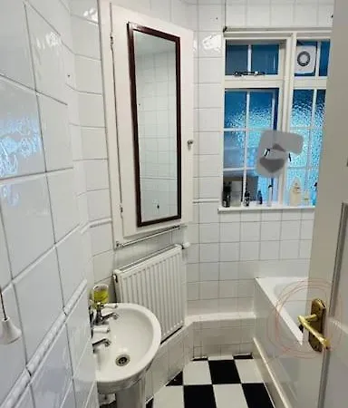 Traditional 3 Bed Flat In Highgate *
