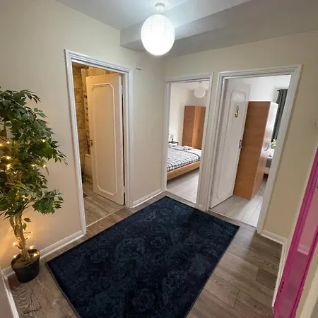 Enormous Family Flat Londra