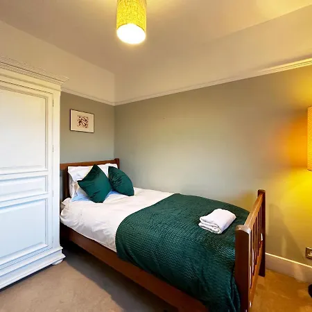 Daisy's Place In Apartment London
