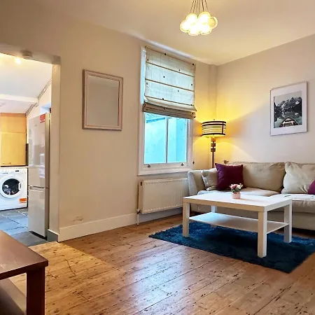 Daisy's Place In Apartment *