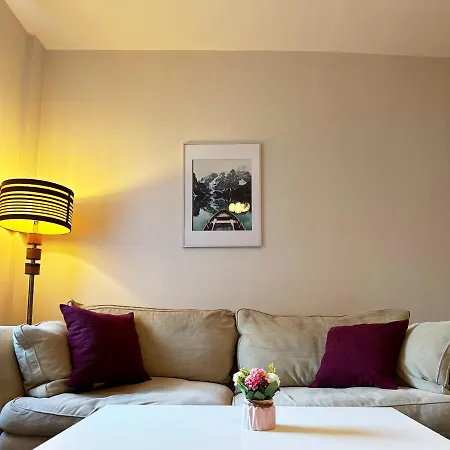 Daisy's Place In Apartment