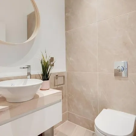 Apartment 11 Borough - Bright & Spacious 2-bed Near Bridge London