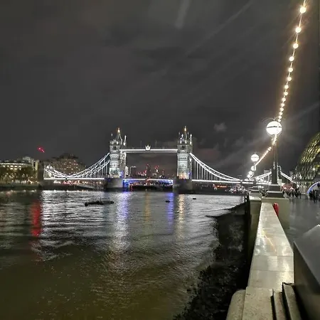 Apartment 11 Borough - Bright & Spacious 2-bed Near Bridge