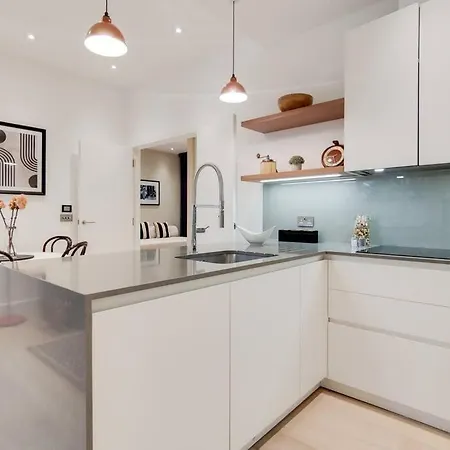 11 Borough - Bright & Spacious 2-bed Near Bridge Apartment London