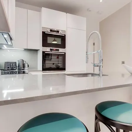Apartment 11 Borough - Bright & Spacious 2-bed Near Bridge *