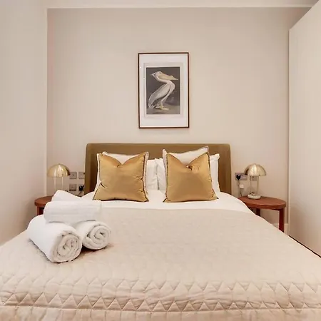 Apartment 11 Borough - Bright & Spacious 2-bed Near Bridge *
