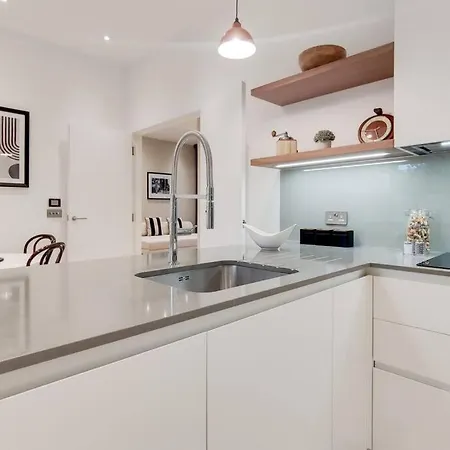 11 Borough - Bright & Spacious 2-bed Near Bridge London