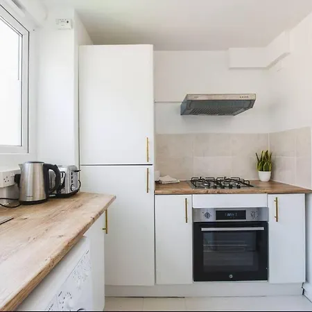 Stylish & Tranquil Flat With Excellent Connections *