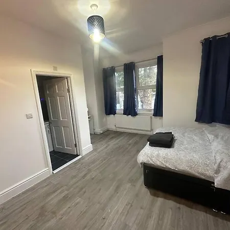 Modern 2 Bedroom Flat, Se6 Apartment