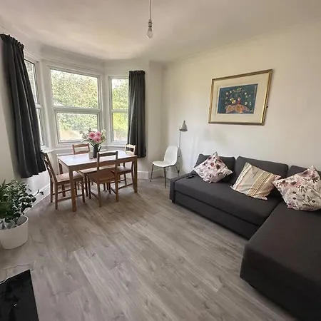 Modern 2 Bedroom Flat, Se6 Catford
