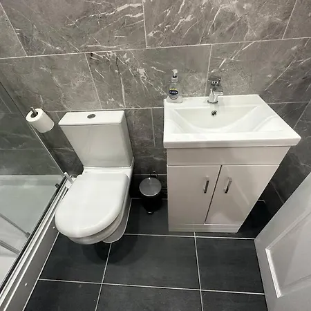 Modern 2 Bedroom Flat, Se6 Apartment