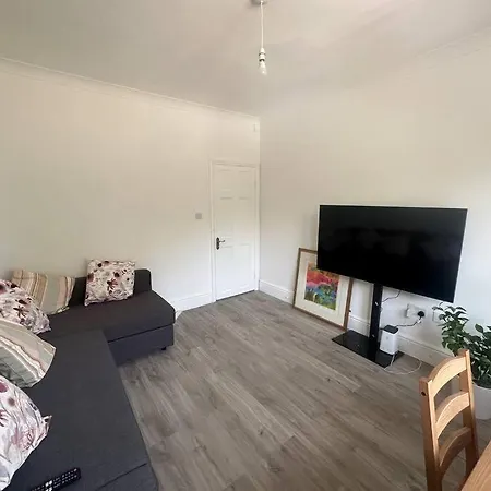 Modern 2 Bedroom Flat, Se6 Apartment