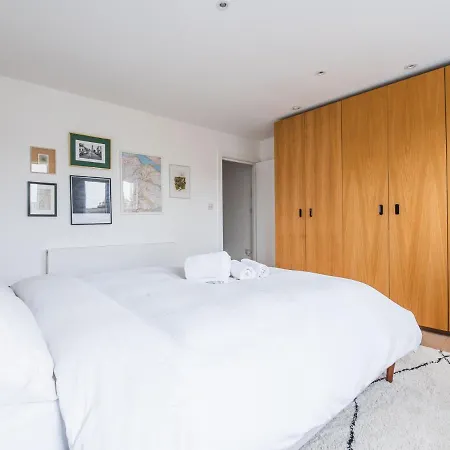 Holiday home Pass The Keys Peckham House With Garden