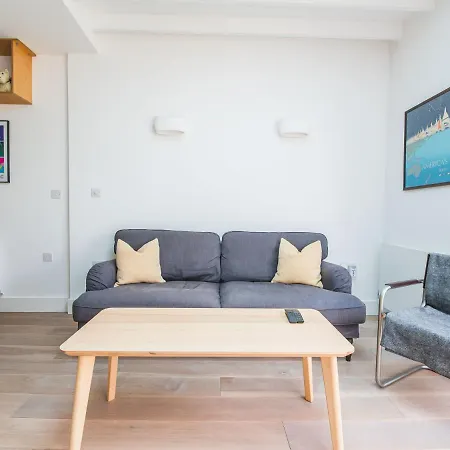 Holiday home Pass The Keys Peckham House With Garden *