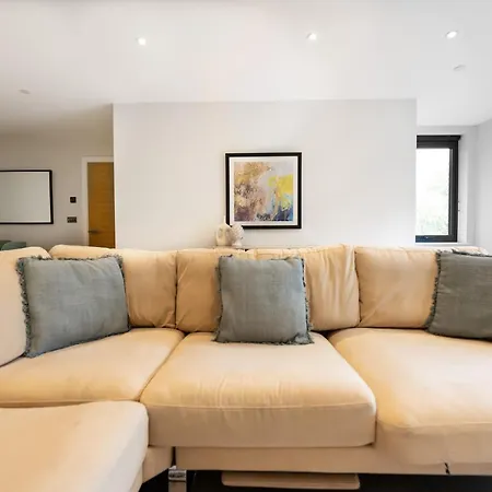 The Hampstead Place - Elegant 3bdr Flat With Patio Apartment *