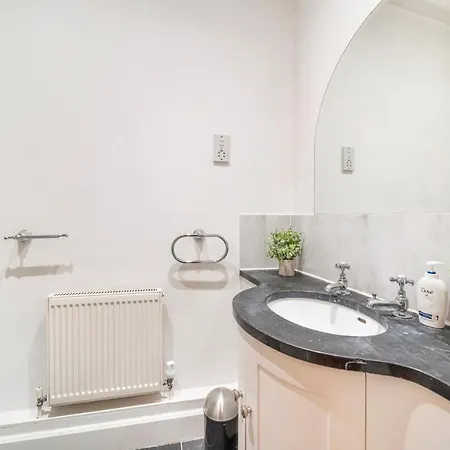 Private Flats In 17th Century Townhouse, Trafalgar Square, Embankment, Waterloo アパート