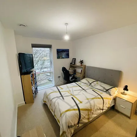 Private In Modern Flat In Great Location *