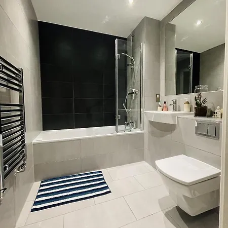 Private In Modern Flat In Great Location London