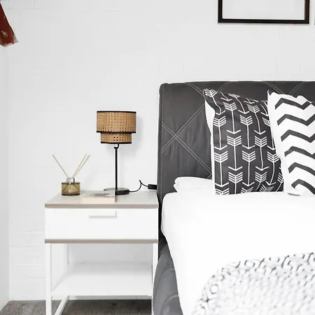Large Industrial Style 2 Bedroom Short Term & Flexible Renting Canary Wharf With Free Wifi Apartment London