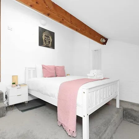 Large Industrial Style 2 Bedroom Short Term & Flexible Renting Canary Wharf With Free Wifi London