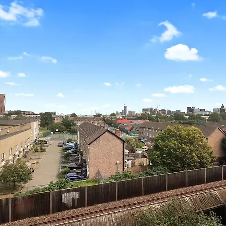 Large Industrial Style 2 Bedroom Short Term & Flexible Renting Canary Wharf With Free Wifi Apartment London