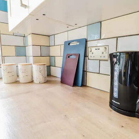 Spacious 1 Bed Flat-free Parking *