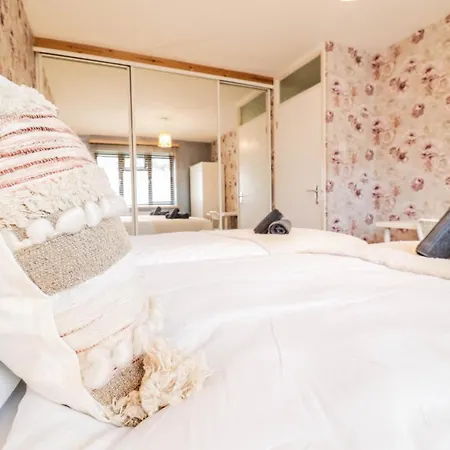 Spacious 1 Bed Flat-free Parking Apartment *