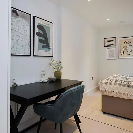 The Limehouse Cut Place - Spacious 2bdr Flat With Balcony