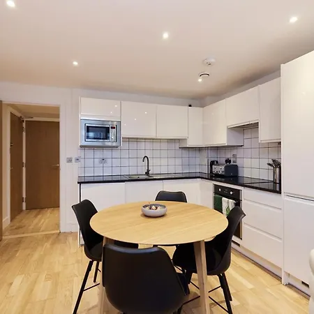 Apartment The Limehouse Cut Place - Spacious 2bdr Flat With Balcony