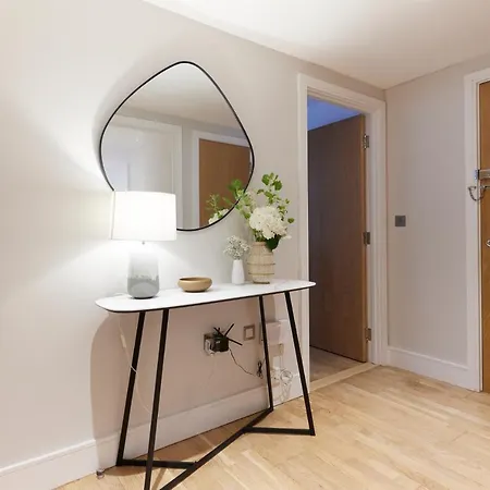 The Limehouse Cut Place - Spacious 2bdr Flat With Balcony