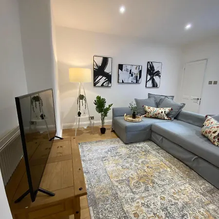 Fantastic Spacious Garden Flat With Own Private Entrance *