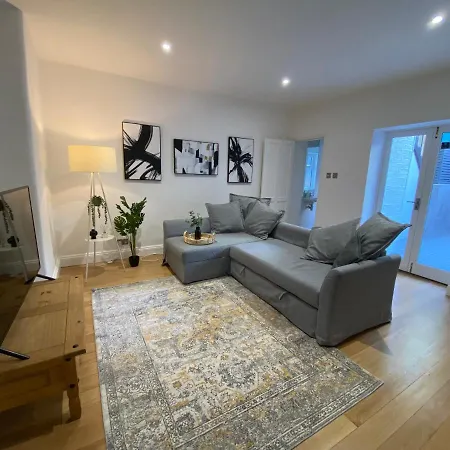Fantastic Spacious Garden Flat With Own Private Entrance