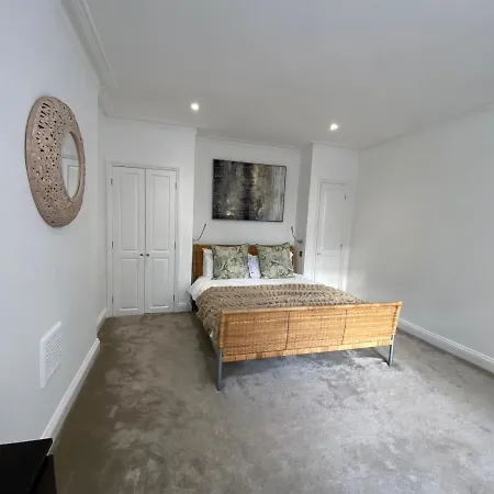Fantastic Spacious Garden Flat With Own Private Entrance