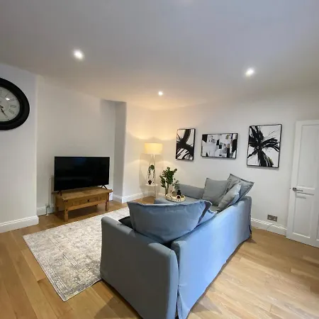 Fantastic Spacious Garden Flat With Own Private Entrance
