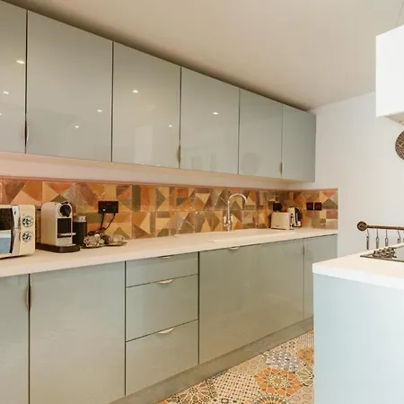 Big House With En-suites A Big Garden And Hot-tub Near Tower Bridge Villa *