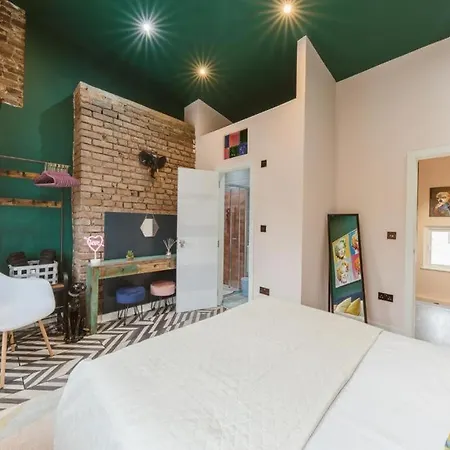 Big House With En-suites A Big Garden And Hot-tub Near Tower Bridge Villa London