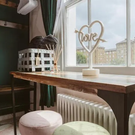 Big House With En-suites A Big Garden And Hot-tub Near Tower Bridge London