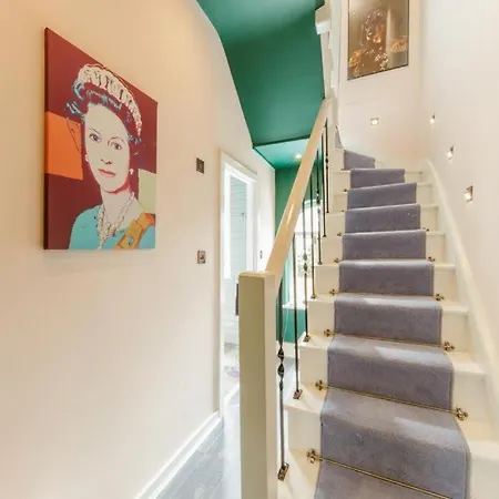 Villa Big House With En-suites A Big Garden And Hot-tub Near Tower Bridge London