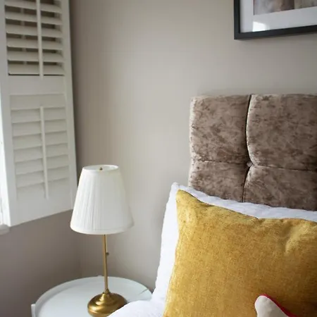 Flowers Homestay Brentford
