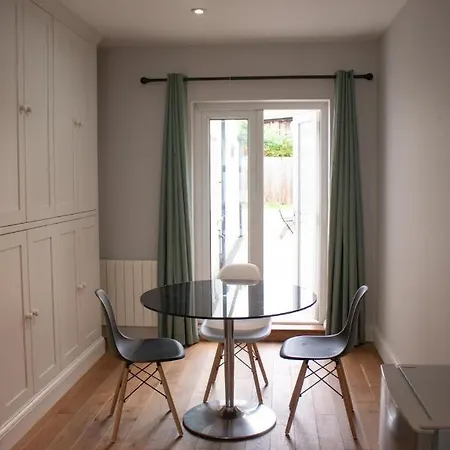 Homestay Flowers Brentford