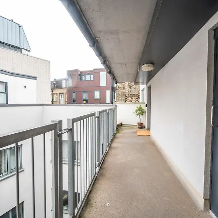 Cosy And Spacious Flat Near Bridge * Londra