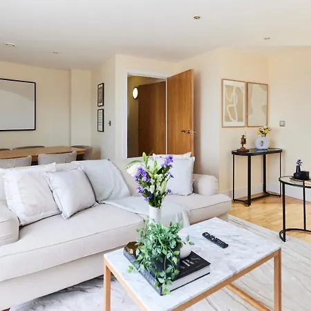 The Weavers Field Place - Classy 3bdr Flat With Terrace *