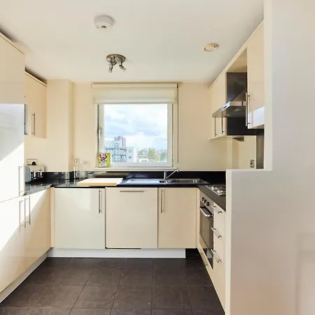 The Weavers Field Place - Classy 3bdr Flat With Terrace Apartment *
