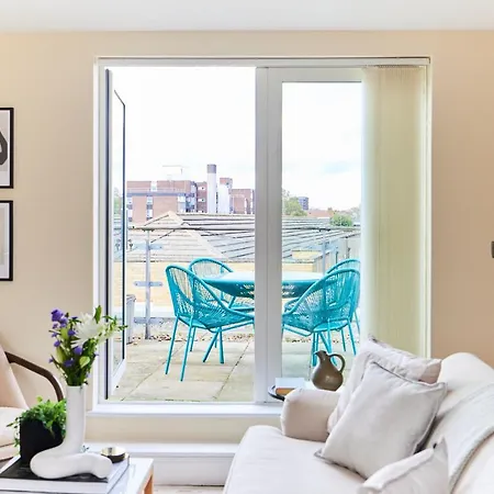 The Weavers Field Place - Classy 3bdr Flat With Terrace Apartment