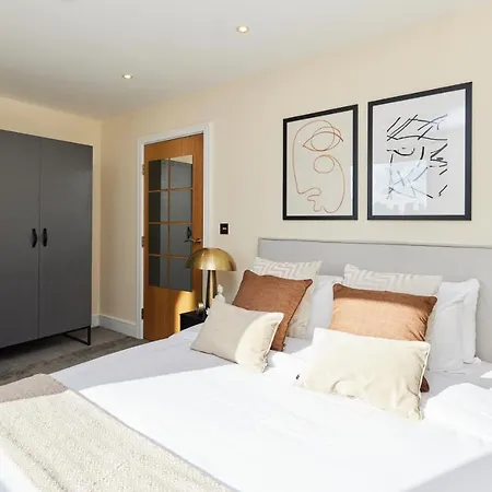 The Weavers Field Place - Classy 3bdr Flat With Terrace