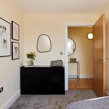 The Weavers Field Place - Classy 3bdr Flat With Terrace Apartment *