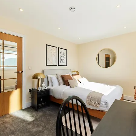 The Weavers Field Place - Classy 3bdr Flat With Terrace *