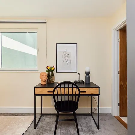 The Weavers Field Place - Classy 3bdr Flat With Terrace